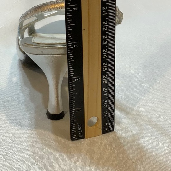 Naturalizer, strappy silver heels size 6.5M - Picture 4 of 4